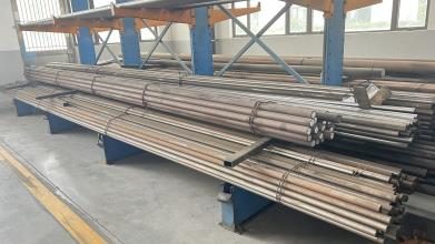 Steel tubes on conventional cantilever racks on the shop floor