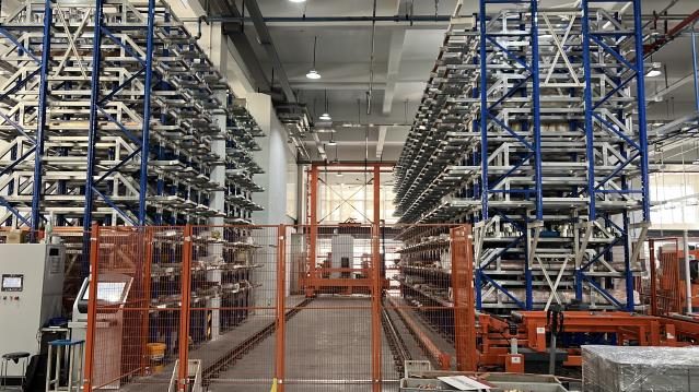 Kinkalteck long-material storage with machines in the same hall